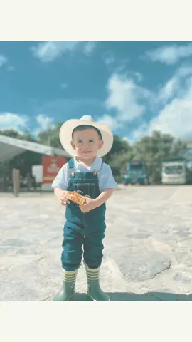 Eres tú Enzo Matías, el motivo de nuestra felicidad, capturando momentos mágicos llenos de mucha aventura y alegría. TE AMAMOS 🫀🚜🐴🐐 #familia #videoviral #amor #niñezfeliz @fabiancardenasher1 