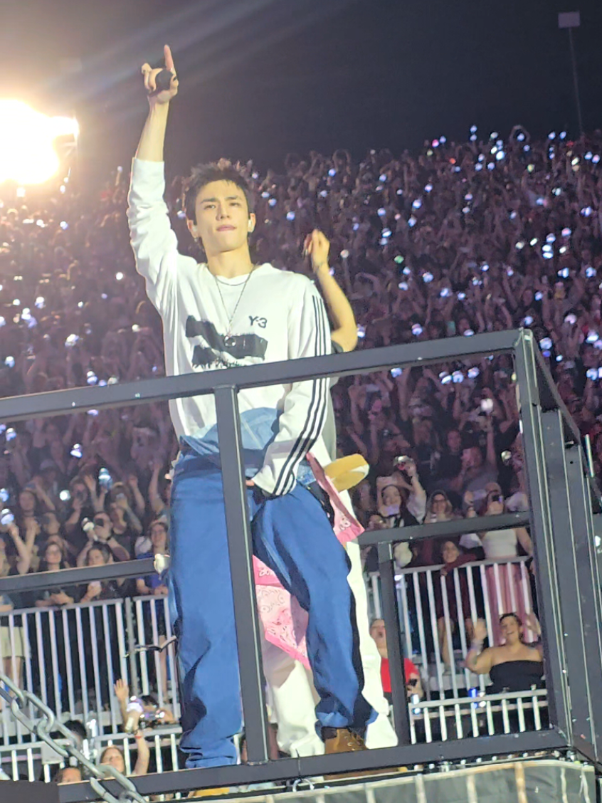 they were so close🥹 BUT WHOEVER THREW THAT AT LEE KNOW... count your days #straykids #skz #skzintoronto #dominatetourstraykids 