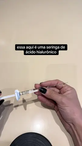 Você já viu de perto uma cânula e uma seringa de ácido hialurônico? São com elas que devolvemos volume, contorno e aquele ar descansado que tanta gente busca no consultório. Mas o mais importante não está no material, e sim em quem segura a cânula. Aplicar ácido hialurônico exige conhecimento profundo de anatomia, técnica precisa e olhar estético treinado. Não é só colocar o produto em um ponto qualquer. É saber exatamente onde, quanto e como aplicar para ter um resultado bonito e seguro. A cânula ajuda a reduzir riscos como hematomas e lesões vasculares, mas não substitui a experiência do profissional. E aqui entra um ponto fundamental: apenas o médico está habilitado não só para realizar o procedimento, mas também para diagnosticar doenças de pele e manejar eventuais complicações. Por isso, escolha sempre com consciência. Seu rosto e sua saúde merecem cuidado completo.