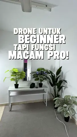 🎥 Drone ni auto elak halangan & ada skrin kat remote terus?! 🔥 Baru pegang terus jatuh cinta! Tak payah connect phone pun dah boleh nampak live view. Siap ada kamera boleh adjust & hover steady macam drone mahal 😍 Kalau korang tengah cari drone harga bajet tapi fungsi padu, ni lah dia! Wajib ada untuk content creator, traveler & yang baru nak try fly drone 🛸 #DroneMalaysia #DroneMurah #DroneBudget #DroneAutoElak #DroneCanggih #DroneBeginner #DroneView #TechTikTok #TravelGear #GadgetMurah