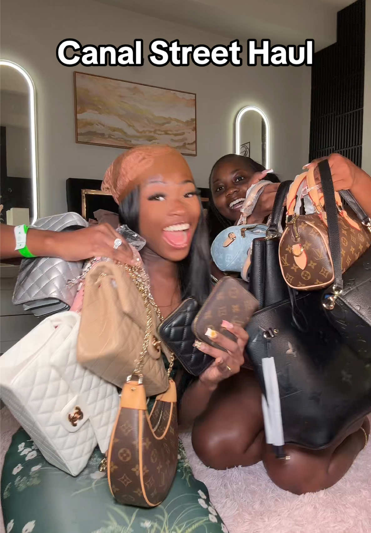 Canal Street Haul😁😝 Just out here supporting the small local businesses 😌😌🤣 Also bring MONEY.💵 none of that cash app, Zelle, Have EXACT CHANGE!! 😎 Nothing is more cool than being smart with your money🩷 #canalstreet #canalstreetnyc  #canalstreetmarket #canalstreethaul #newyorkcity  #SmallBusiness #gucci #baddieonnabudget #baghaul #luxuryhaul 