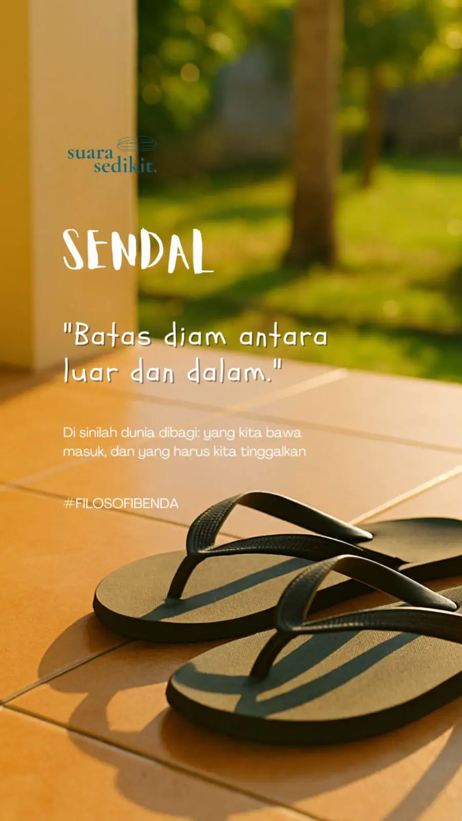 Alas Kaki di Teras “Batas diam antara luar dan dalam.”	 Di sinilah dunia dibagi: yang kita bawa masuk, dan yang harus kita tinggalkan. ##motivasi##sepeletapi_ngena##inspirasi##mindset