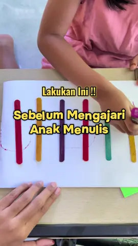 Sebentar lagi anak mulai masuk sekolah!! Sudahkah anak siap untuk menulis dan membaca?? Mumpung masih liburan di rumah, kita kasih stimulasi untu persiapan keterampilan menulisnya yuk. #idebermainanak #eksperimen #motorikanak #kegiatananak #motorikhalus #belajarmenulis 