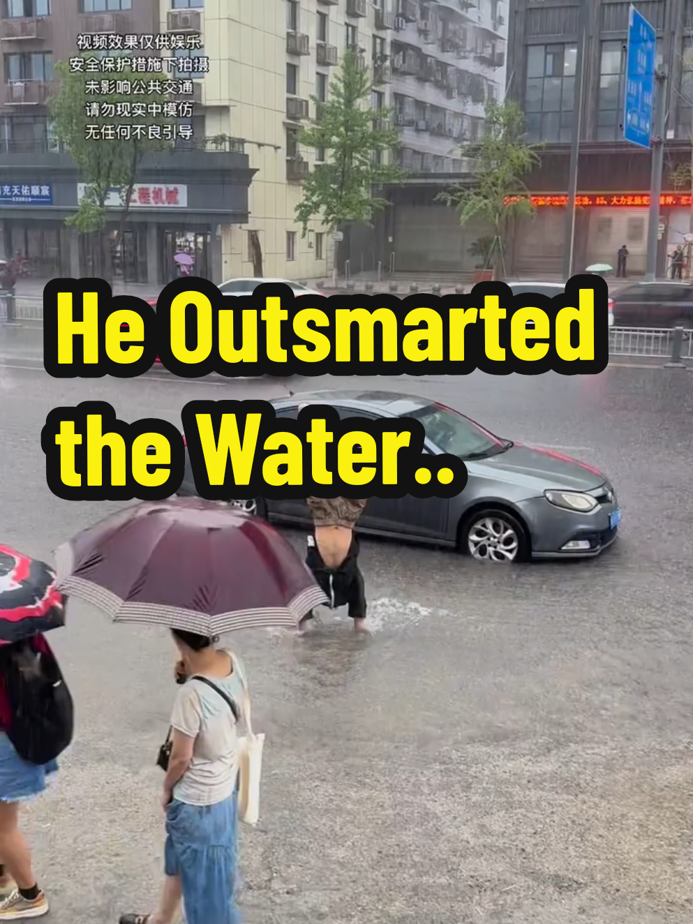 This man faced a common problem: how to get into his car when the street is covered in deep water. But instead of getting his feet soaked, he used a clever trick to stay completely dry! His unique method let him step into the car safely and drive away without a drop on his shoes. Simple, smart, and seriously impressive! #FloodedStreetHack #StayDry #SmartEntry #CreativeSolution #WetRoadTrick #EverydayGenius #WaterHack