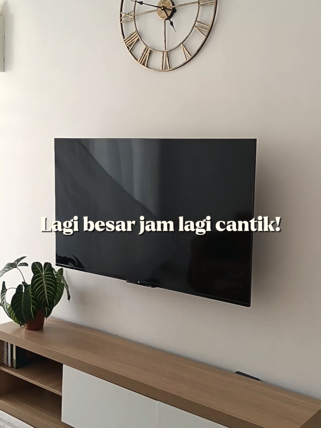 Paling senang and murah deco dinding untuk kawasan tv macamni. Design jam pun kena cari yg cantik baru ngamm  #jamdinding #jam #wallclock #clock #jamdindingrumah #jamdindingruangtamu #jamruangtamu #jambesar #jambesi #jamgantung #hiasandinding #ruangtamuaesthetic #decoruangtamu #decokawasantv 