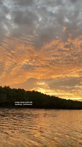 semangat.                              #langit #laut #senja 