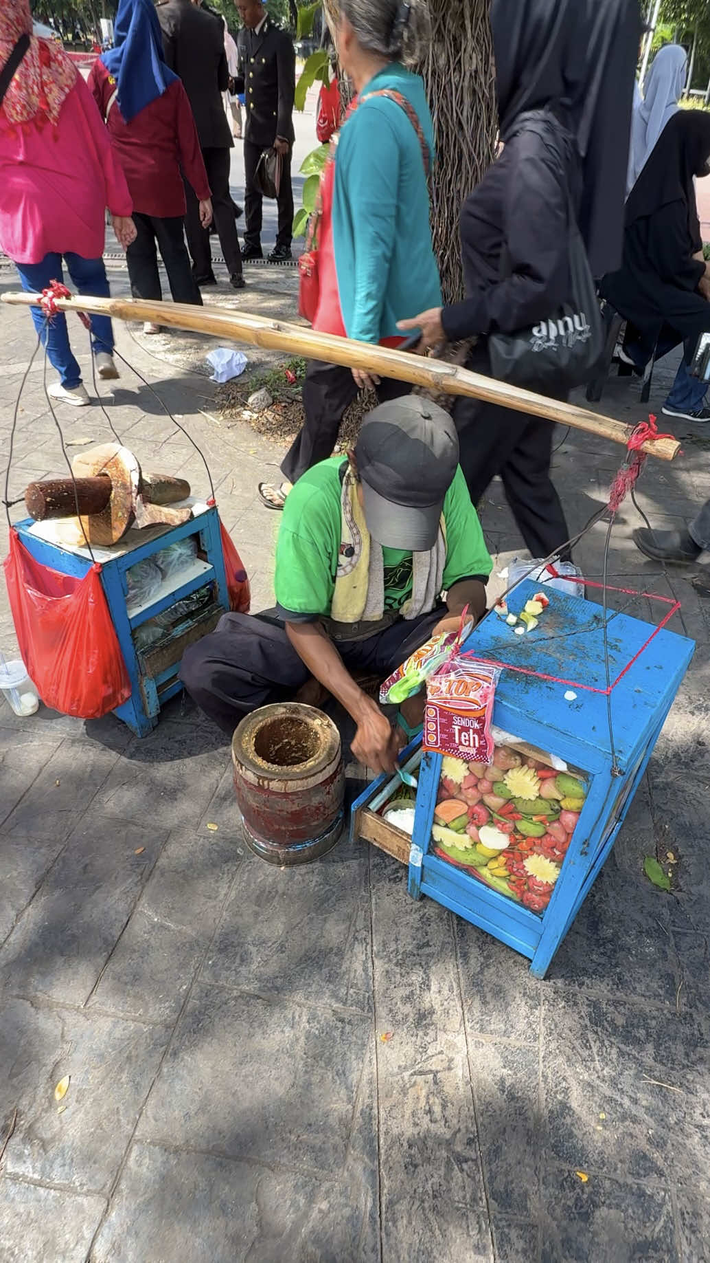 Crushed Fruit Salad in Jakarta Indonesia 🔍 Business name  Rujak Tumbuk 📍Address Jakarta, Indonesia  💵 Price  Rp 10.000 /$ 0.60 USD