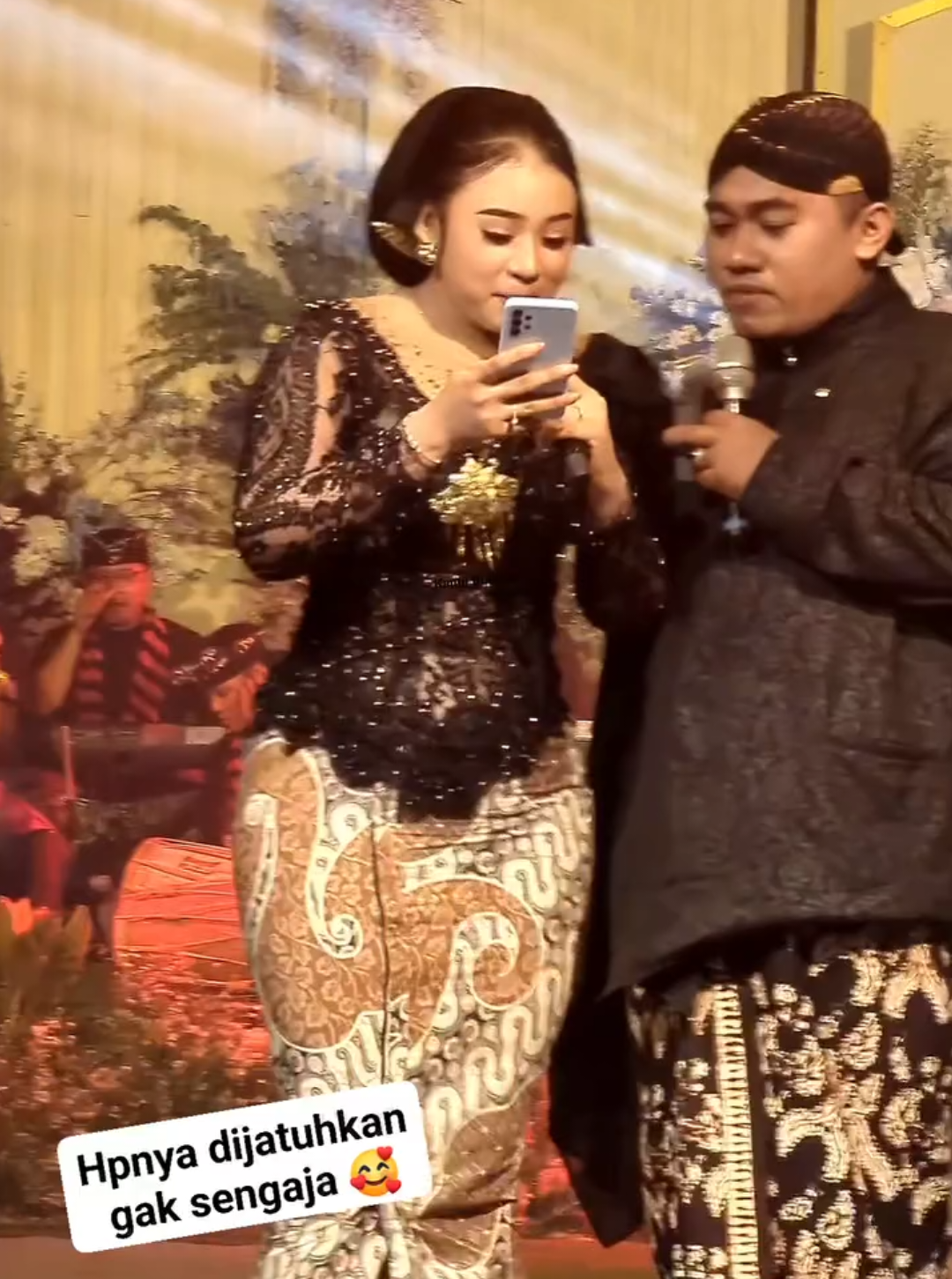 asikk banget sampai di jatuhkan hpnya 