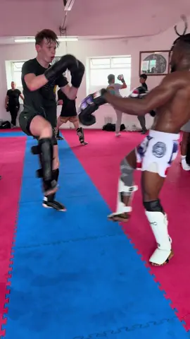 Sparring #thaiboxing #gym #kiatphontip #fighter #fighting #fighting #muaythai #sparring 