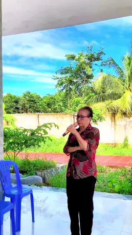 Các bạn cứ hỏi tui hoài: “Ủa anh ơi, sao chưa có phần 8 Người Trong Giang Hồ?” Nghe câu hỏi đó… tự nhiên cười nhẹ một cái rồi… nuốt nước mắt vô trong. Thật ra… phim có kịch bản rồi! Nội dung đang làm luôn nè! Nhưng thú thiệt là: Thời gian qua dịch bệnh, kinh tế khó khăn, mà YouTube thì đổi luật như chơi cờ tướng – ăn con nào là bị bắt lỗi con đó… Ngày xưa YouTube là nguồn sống, là chén cơm, là cái nồi cơm điện. Còn bây giờ? Tui đăng video mà nó chặn giống như chặn quảng cáo cờ bạc vậy đó… 😢 Mấy năm gần đây Khang vẫn làm phim bằng tiền túi. Làm vì đam mê – làm vì các bạn. Nhưng kết quả là… trắng tay toàn tập. Đầu tư cả tỷ mà về hông được đồng nào vì thuật toán bóp chặt như quần skinny. Nhưng riêng phần 8 này… Khang không bỏ được. Đây là phần cuối. Là cái kết cho Hạo Nam. Là lời chào tử tế cho tuổi thơ của các bạn – và thanh xuân của tui. Nên… Khang chơi luôn cú chốt: BÁN NHÀ LÀM PHIM! 🎬 Đúng rồi đó, tui bán nhà thiệt. Chơi khô máu. Lỗ cũng làm. Miễn là các bạn được xem một phần phim đàng hoàng – hài hơn, chất hơn, xúc động hơn, và đáng để nhớ cả đời. Cho nên… 📣 Ai từng là fan nhí giờ thành CEO, 📣 Ai từng coi Hạo Nam mà nay đã trúng số độc đắc, 📣 Ai từng gọi Khang là “anh trai tuổi thơ” mà nay đã thành “anh lớn tiền tỷ”, Thì mần ơn cứu tui một mạng, để tui cứu phần 8 ra đời… Ai mua nhà của Khang, tui sẽ khắc tên vô sản phẩm. Còn nếu công ty nào tài trợ – tui sẽ đặt logo ngay đầu phim, cho cả triệu người thấy. Không ủng hộ được thì chia sẻ bài viết mạnh tay giúp tui, vì: Đời có thể nghèo, nhưng nghĩa tình fan – đừng để cạn! Tui hứa luôn: nếu phần 8 ra được, ai góp sức, góp lực, góp tim, góp phổi, đều sẽ được tui nhớ tên suốt đời, còn nếu không có ai ủng hộ… tui vẫn làm, nhưng chắc phải quay bằng điện thoại Nokia 1280 📱😢 Chờ tui bán xong cái nhà, mấy ní đừng unfriend nghe, chứ giờ tui post gì lên cũng bị bỏ like, không ai thả tim, tủi thân dữ lắm á 😭 #casĩlâmchấnkhang #tiktokgiaitri #idoltiktok #nghệsĩviệtnam #lâmchấnkhang #thầnđồngâmnhạc #LâmChấnKhang 