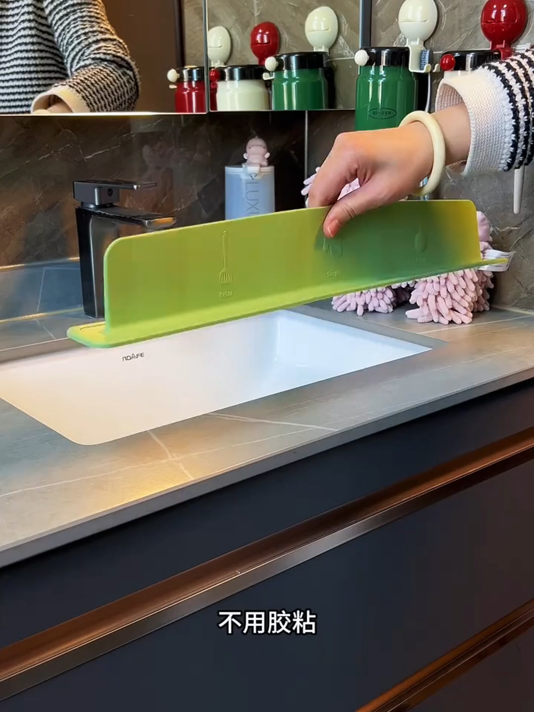 刷碗的正确打开方式！终于不怕湿衣服了，洗手间水池也可以用哈#挡水条 #挡水板防溅水 #水槽挡水板 #厨房好物