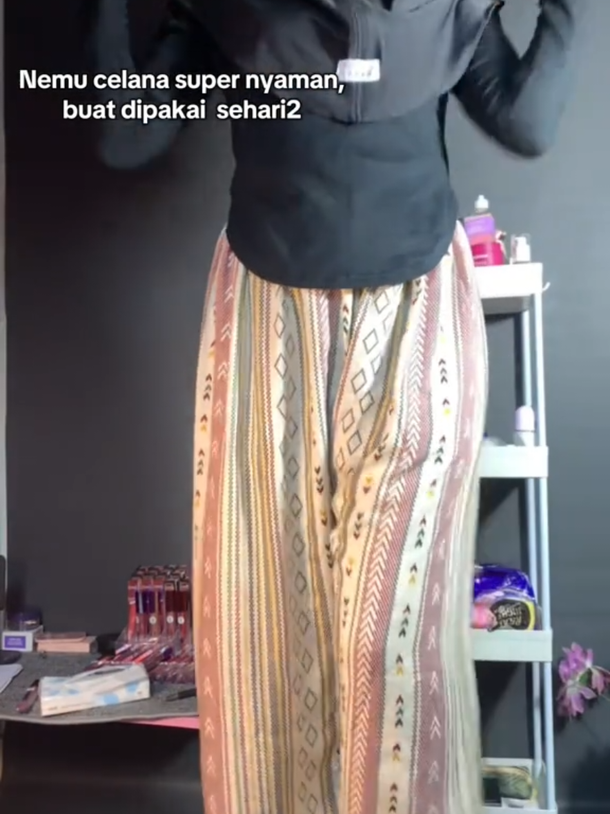 Akhirnya nemu celana yg nyaman buat di pake sehari2🥰😍#celanamurah #celanarayon #celanarayonmotif #kallyoutfit #celanakallyoutfit 