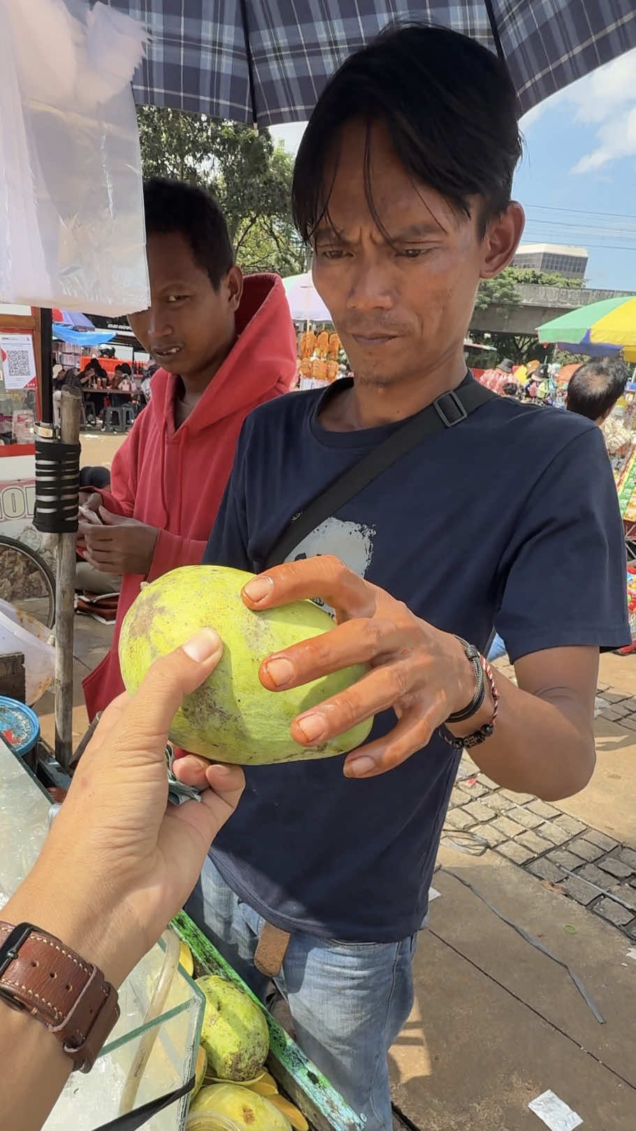 Creative Way To Cut Mango In Indonesia 🔍 Business name  Mango 📍Address Jakarta, Indonesia  💵 Price  Rp 25.000 /$ 1.50 USD