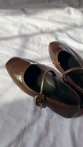 The love for brown🍂🤎✨ #womenshoes #flatshoes #maryjane #office #brown #OOTD 