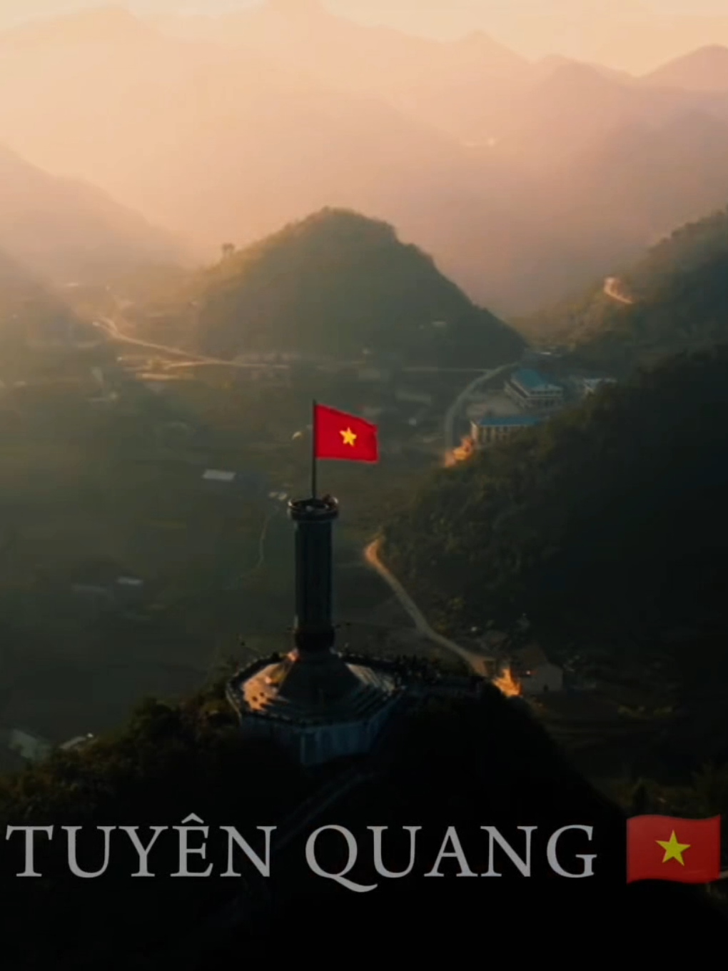 🌄 𝐓𝐔𝐘Ê𝐍 𝐐𝐔𝐀𝐍𝐆 – MIỀN ĐẤT ĐỊA ĐẦU HÙNG VĨ & THIÊNG LIÊNG 🏔️ 📍Sau khi sáp nhập, 𝐓𝐮𝐲𝐞̂𝐧 𝐐𝐮𝐚𝐧𝐠 trở thành tỉnh rộng lớn bậc nhất miền núi phía Bắc, hội tụ trọn vẹn vẻ đẹp hoang sơ, kỳ vĩ của Hà Giang và nét hiền hòa, lịch sử đặc sắc của Tuyên Quang xưa. 🌿 𝐂𝐚𝐨 𝐧𝐠𝐮𝐲𝐞̂𝐧 đ𝐚́ Đ𝐨̂̀𝐧𝐠 𝐕𝐚̆𝐧 – Công viên địa chất toàn cầu được UNESCO công nhận, với những dãy núi đá sừng sững và mùa hoa tam giác mạch bạt ngàn. 🚗 Đ𝐞̀𝐨 𝐌𝐚̃ 𝐏𝐢́ 𝐋𝐞̀𝐧𝐠 – cung đường huyền thoại, chênh vênh giữa trời mây, thu trọn dòng Nho Quế xanh thẳm uốn lượn dưới vực sâu ⛰️ 𝐂𝐨̣̂𝐭 𝐜𝐨̛̀ 𝐋𝐮̃𝐧𝐠 𝐂𝐮́  – điểm cực Bắc thiêng liêng của Tổ quốc, nơi lá cờ đỏ sao vàng tung bay giữa trời cao. 🏞️ 𝐇𝐨̂̀ 𝐍𝐚 𝐇𝐚𝐧𝐠 – 𝐋𝐚̂𝐦 𝐁𝐢̀𝐧𝐡 – “Hạ Long trên núi” với mặt hồ phẳng lặng soi bóng núi non trùng điệp, đẹp như tranh thủy mặc. 📜 𝐓𝐚̂𝐧 𝐓𝐫𝐚̀𝐨 – Thủ đô kháng chiến, di tích lịch sử gắn liền với Bác Hồ và những quyết sách quan trọng của Cách mạng Việt Nam. 🌸 Mỗi mùa, vùng đất này khoác lên mình sắc áo khác nhau: hoa đào, hoa mận, hoa cải vàng, mùa lúa chín, mùa lễ hội rực rỡ bản làng Mông, Dao, Tày, Nùng… 💃 Về Tuyên Quang hôm nay, bạn không chỉ được chiêm ngưỡng núi sông kỳ vĩ, mà còn hòa mình vào những điệu múa xòe, tiếng khèn, thưởng thức thắng cố, phở chua, cá nướng sông Gâm, rượu ngô men lá – hương vị rất riêng của miền cao biên cương. #tuyenquang #hagiang #vbeetravel  --------------- ☀ --------------- 𝐕𝐁𝐄𝐄 𝐓𝐑𝐀𝐕𝐄𝐋 - 𝐎𝐧𝐠 𝐊𝐡𝐚́𝐦 𝐏𝐡𝐚́, 𝐁𝐚̣𝐧 𝐓𝐫𝐚̉𝐢 𝐍𝐠𝐡𝐢𝐞̣̂𝐦 📍𝐀𝐝𝐝: 𝐒𝐨̂́ 𝐧𝐡𝐚̀ 𝟐𝟎, 𝐧𝐠𝐚́𝐜𝐡 𝟐/𝟓, 𝐧𝐠𝐨̃ 𝟑𝟗𝟕 𝐏𝐡𝐚̣𝐦 𝐕𝐚̆𝐧 Đ𝐨̂̀𝐧𝐠, 𝐁𝐚̆́𝐜 𝐓𝐮̛̀ 𝐋𝐢𝐞̂𝐦, 𝐇𝐚̀ 𝐍𝐨̣̂𝐢 ☎️𝐇𝐨𝐭𝐥𝐢𝐧𝐞: 𝟎𝟑𝟔𝟖 𝟒𝟕𝟕 𝟔𝟔𝟔 📩 𝐢𝐧𝐟𝐨@𝐯𝐛𝐞𝐞𝐭𝐫𝐚𝐯𝐞𝐥.𝐜𝐨𝐦.𝐯𝐧 🌐 𝐯𝐛𝐞𝐞𝐭𝐫𝐚𝐯𝐞𝐥.𝐜𝐨𝐦.𝐯𝐧