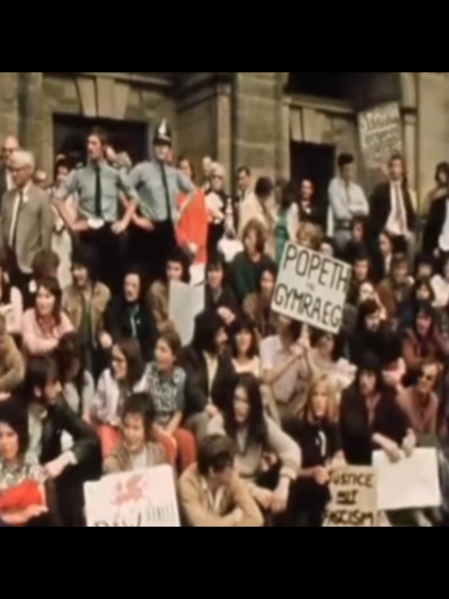 Cadwch y iaith yn fyw 🏴󠁧󠁢󠁷󠁬󠁳󠁿 #cymru #cymruambyth #cymrutiktok #irgad #ymaohyd #iaith #iaithcymraeg #pwysigrwyddiaith #Wales #language #independent #annibyniaeth 