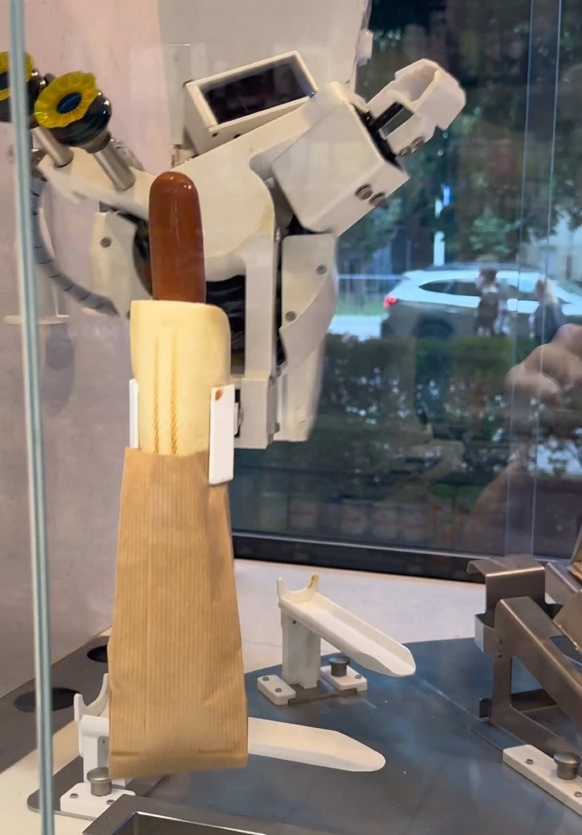 Hotdog vom Roboter.. Ist das die Zukunft von Żabka? 🌭🇵🇱 #hotdog #zabka #polska🇵🇱 