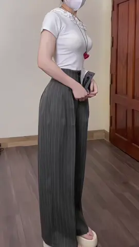 Shop có cả kẻ sọc và trơn, có 2 phân loại chiều dài quần nên là mấy bà nấm và mấy bà cao đều có thể mặc được.  #quanongrong #quannu #quanxinhnu 
