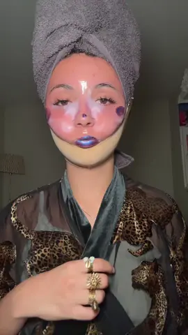 On sait pas si j’étais choquée ou repulpée ou les deux, mais j’ai passé la vidéo comme ça 😲 Merci @NYX COSMETICS FRANCE 🩷 Produits utilisés : Primer The Face Glue – base de teint illuminatrice Fond de teint éclat Buttermelt Blade & Shade Eyebrows – crayon Gel à sourcils Fat Cheeks Blushes Fat Oil Chillz