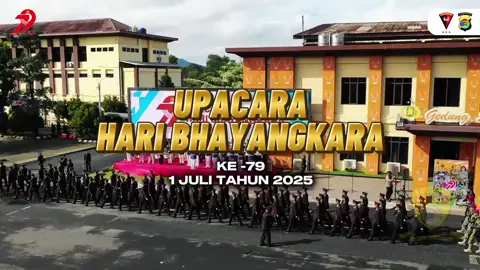 Brimob Lampung Meriahkan HUT Bhayangkara ke-79 di Mapolda Lampung BrimobLampung – Satuan Brimob Polda Lampung turut ambil bagian dalam perayaan Hari Ulang Tahun (HUT) Bhayangkara ke-79 yang dipusatkan di Markas Kepolisian Daerah (Mapolda) Lampung, Selasa (1/7/2025). Kegiatan berlangsung khidmat dengan melibatkan berbagai unsur TNI-Polri dan elemen masyarakat lainnya. Komandan Satuan Brimob Polda Lampung, Kombes Pol. Yustanto Mujiharso memimpin langsung pasukannya dalam upacara dan rangkaian kegiatan peringatan. Penampilan personel Brimob dengan seragam khasnya menambah kemeriahan suasana perayaan, sekaligus memperlihatkan kekompakan dan kesiapan satuan dalam mendukung institusi Polri. Kombes Pol. Yustanto Mujiharso menegaskan bahwa momentum HUT Bhayangkara ke-79 ini menjadi ajang memperkuat sinergitas antar-satuan dan meningkatkan soliditas internal Polri, khususnya di jajaran Polda Lampung. 
