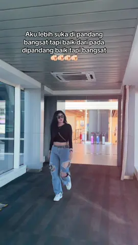 Ingat anda menilaiku buruk karna perkataanku yg kasar bodo amat tapi akan ku pastikan jika kalian sdh tau sebenarx siapa aku .tak akan ku maafkan seumur hidupku atas penilaianmu yg salah 🫵🏻#tiktoklive #livehighlights #fypシ゚viral🖤video #ekspresikan2024 #sampang_madura #maduraviral #CapCut 