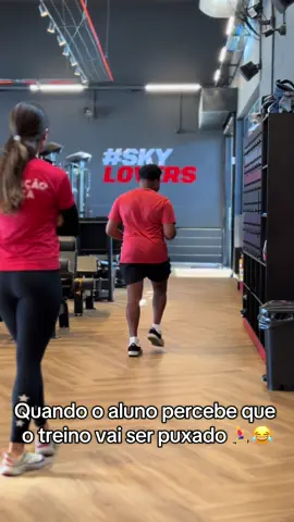 Treino do dia: passada + fuga 🤣 . . . #teamleticiapersonal #motivacaofeminina #treinocomhumor #musculacaofeminina #fitnessdivertido #vidafit #boraprotime #vaiprofy #vaiprafy #fyppp #fyppage 