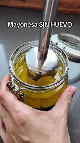 ¿Conocías esta mayonesa sin huevo?👉🏼 Cuando hace calor da un poco de cosa utilizar mayonesa casera con huevo por aquello de la salmonelosis. Con la lactonesa te quitas de lios y está riquísima. Sustituyes el huevo por leche como agente emulsionante. Para un tarro como el de la imagen de 0,5cl: 230g de aceite de girasol, de oliva o mezcla de los dos 95g de leche, a temperatura ambiente 1 cucharadita de zumo de limón (o más, al gusto) 1/3 de cucharadita de mostaza de dijon (opcional) Sal al gusto (yo he añadido 1 cucharadita) Pimienta negra al gusto 1. Vierte en el tarro, en este orden: leche, limón, mostaza, pimienta, sal y aceite. 2. Introduce el brazo de la batidora y tritura sin mover al principio. Puedes hacer movimientos muy muy lentos para ayudar a la emulsión. Una vez que está el 90% emulsionado puede moverlo con libertad para terminar de unificar. 3. Prueba y corrige la sal, pimienta y mostaza si lo ves necesario. 4. Mantén refrigerada. Lo peor que podría pasar si la dejas fuera es que se estropee la leche, pero no tendrás riesgo de salmonella. 👉🏼La salmonella en el huevo es una bacteria que puede estar en la cáscara o dentro del huevo, y al consumirse crudo o mal cocido, puede causar intoxicación alimentaria con síntomas como diarrea, fiebre, vómitos y dolor abdominal. 👉🏼 A temperatura ambiente, especialmente si hace calor, las bacterias como la salmonella se multiplican más rápido. Por eso, es importante mantener los huevos refrigerados para reducir el riesgo de intoxicación alimentaria.