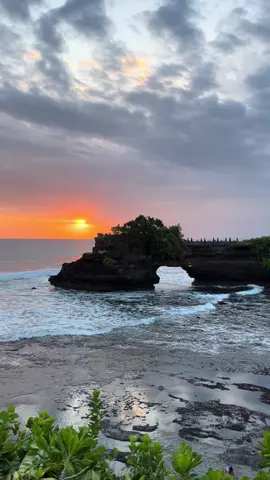 What a beautiful view😍 #tanahlottemple #seebalinow #sunset #balisunset #beachsunset 