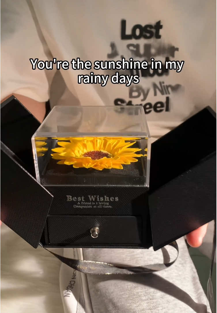 You’re my sunshine in my rainy days ☔️ #fyp #gift #Love #giftideas #tiktokshop #tiktokmademebuyit #necklace #jewelry #sunflower 