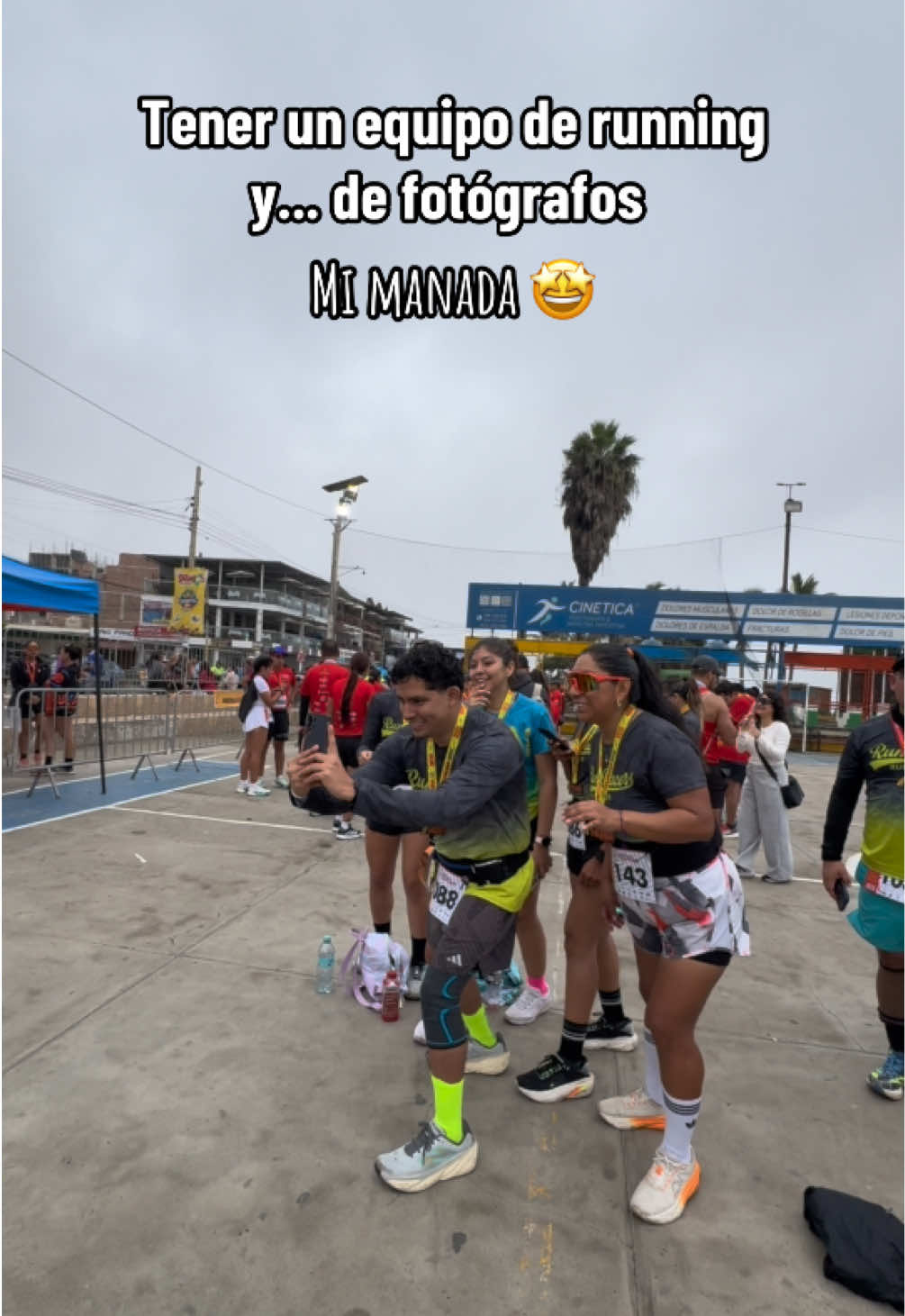 Tener un equipo de running es increíble…Pero tener también a tu propio equipo de fotógrafos, ¡es otro level! 🏃‍♀️🏃🏽📸 Ell@s son mi manada, los que corren conmigo, los que me empujan y me capturan en cada meta alcanzada. Porque correr es mejor cuando compartes el camino. #RunningTeam  #RunnersDelPerú #MiManada  #TikTokRunning #run #piura #huanchaco #runners #Running #fyp #foryoupage #foryoupage❤️❤️ 
