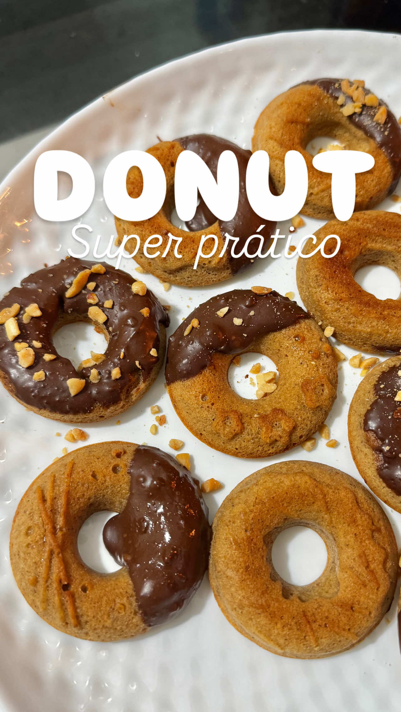 Receita na legenda 🍩 DONUT Receita super prática que vai encantar na lancheira das crianças: - 1 e ½ xícara de farinha de aveia - 1 colher (sopa) de amido de milho - 1 colher (chá) de canela em pó - 1 xícara de leite ou bebida vegetal - 4 colheres (sopa) de mel - 1 colher (chá) de extrato de baunilha - 1 colher (chá) de fermento químico - Para finalizar: usei chocolate derretido e amendoim triturado Em um recipiente misture todos os ingredintes, finalize com o fermento. Coloque em forminhas de donuts untadas e asse em forno preaquecido a 180 graus por cerca de 20 minutos ou até ficarem assados. Rendimento: em média 16 mini donuts ou 8 de tamanho normal.