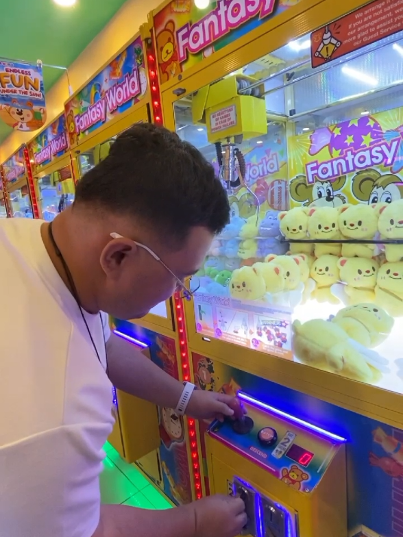 Luh! Si OA HAHAHAHA #tomsworld #clawmachines #clawmachinewin #fypシ 