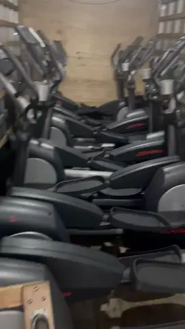 *¡SE VENDEN ELÍPTICAS LIFE FITNESS ! 🏋️‍♂️🔥* ¿Buscas calidad, resistencia y comodidad para tu entrenamiento en casa o gimnasio? Tenemos a la venta **elípticas profesionales de la reconocida marca LIFE FITNESS**, ideales para cardio, quema de grasa y mejorar tu resistencia sin impacto en las articulaciones. 🔹 *Marca*:Life Fitness 🔹 *Estado:* Excelente  🔹 *Diseño ergonómico*:para mayor comodidad 🔹 *Pantalla digital*:para seguimiento de tu entrenamiento (tiempo, calorías, distancia, etc.) 🔹 *Aptas para uso residencial o profesional (gimnasios)* 🔹 *Precio*:S/ 5,600 cada una. #gym #GymLife #maquinasdegimnasio 