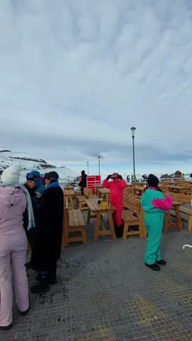 ❄️ ¡Vive la magia de la nieve a 3.000 metros de altura! 🏔️ Estas vacaciones de invierno, únete a nuestro Tour Panorámico Full Day a Valle Nevado y Farellones 🌨️ ✨ Disfruta de un día completo rodeado de paisajes increíbles, aire puro y la mejor energía en la cordillera. 📆 Salidas todos los días – ¡Reserva con anticipación y asegura tu lugar! Ideal para familias, amigos y parejas que quieren vivir una experiencia inolvidable. 🎟️ Temporada Invierno 2025 ✅ Cupos limitados | Atención personalizada | ¡Experiencia garantizada! 💬 La nieve te espera… ¿y tú, qué esperas? #TourNieve #ValleNevado #Farellones #Invierno2025 #EscápateALaMontaña #ExperienciasÚnicas #nieve #nieve2025 #TourALaNieve #neve #chile #tiktok #viral #fypシ゚ 