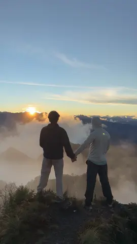 Friends who piss together stay together