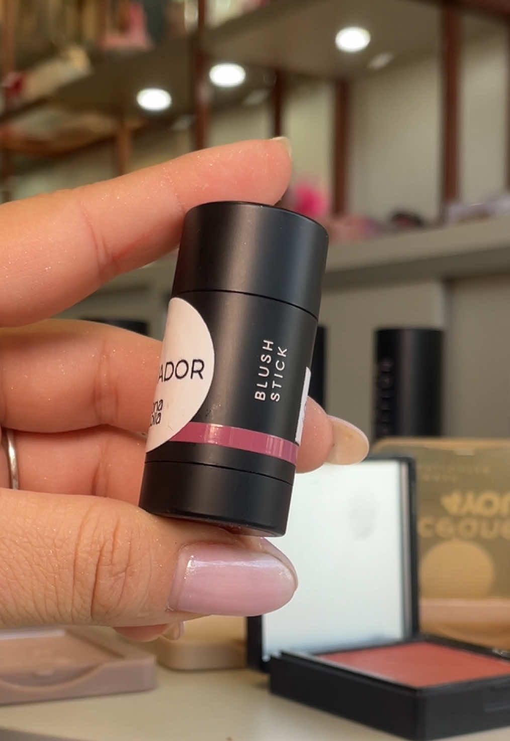 Chegou o blush mini em stick da Oceane e já conquistou meu coração! 💘 Esse tamanho é perfeito pra carregar e o efeito na pele é de um rubor natural lindo! ✨ Um toque de cor que faz toda a diferença! 🌸 #OceaneMini #BlushMini #MaquiagemDiaADia #EfeitoSaudavel #BeautyEssentials #MakeUpArtist #OceaneLover #PremierRendiplus 