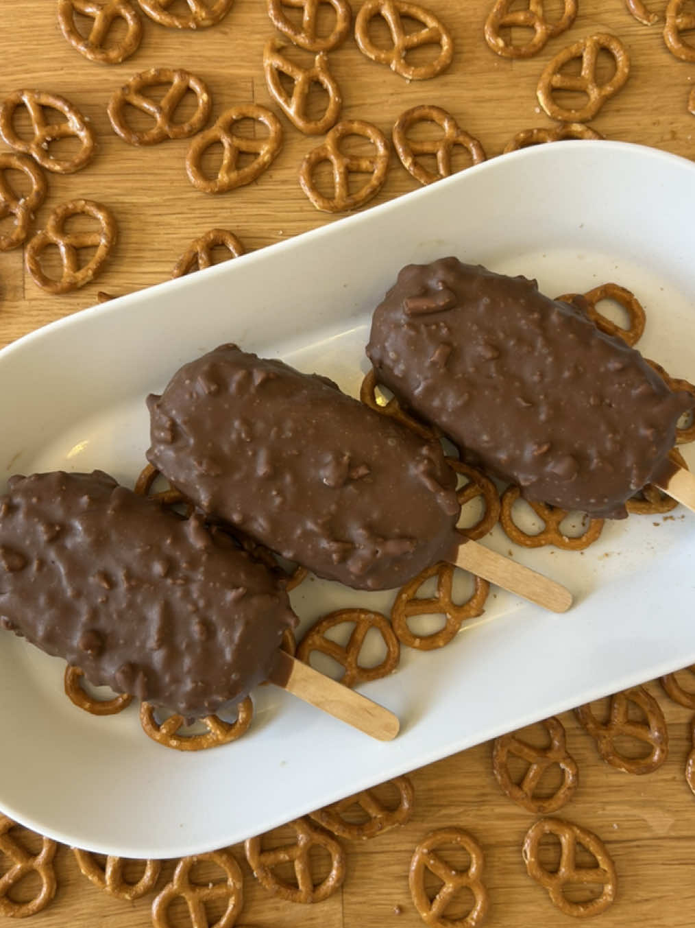 מגנום בייגלה שוקולד חלב 🥨 8 יחידות - לגלידה: 80 גרם שוקולד חלב 50 מ״ל שמנת מתוקה/להקצפה 250 מ״ל שמנת להקצפה 150 גרם חלב מרוכז חצי כפית מחית/תמצית וניל ממרח בייגלה - לליבה - לציפוי: 350 גרם שוקולד חלב 35 גרם חמאת קקאו/שמן 40 גרם בייגלה טחון גס - אופן ההכנה: בקערה קטנה שמים שוקולד חלב ו 50 מ״ל שמנת וממיסים בפולסים במיקרו עד לקבלת גנאש אחיד. מקציפים 250 מ״ל שמנת להקצפה לקצפת יציבה. מוסיפים חלב מרוכז ומחית וניל וממשיכים להקציף/מקפלים לאיחוד. מוסיפים את גנאש השוקולד ומקפלים לתערובת אחידה. מעבירים את הבלילה לשקית זילוף ומתחילים בהרכבה - בתבנית מגנום מזלפים מהבלילה עד חצי מגובה השקעים, מזלפים ממרח בייגלה, מכניסים מקל ארטיק, מזלפים עוד קצת מהבלילה ומיישרים. מכניסים למקפיא ללילה/6 שעות לפחות. לאחר הקפאה מחלצים את המגנומים מהתבנית למגש עם נייר אפייה ומעבירים למקפיא לחצי שעה נוספת - לציפוי - בקערה שמים שוקולד חלב וחמאת קקאו/שמן וממיסים במיקרו בפולסים של 30 שניות לתערובת אחידה. מוסיפים לשוקולד בייגלה טחון גס ומערבבים. לאחר 5 דקות מעבירים את השוקולד לכוס צרה וארוכה וטובלים כל מגנום לציפוי אחיד.  אם במהלך הציפוי אתם מרגישים שהמגנומים שמחכים לציפוי מתחילים להפשיר יותר מדי - תחזירו אותם למקפיא לעשרים דקות בערך, שיקפאו בחזרה. עדיף לעבוד במקום קריר.  מומלץ להכניס את המגנומים למקפיא להתייצבות נוספת של שעה לפני שאוכלים. בתיאבון 🤍 - הערה - אני השתמשתי בממרח בייגלה שלא קופא במקפיא ולכן נאלצתי לזלף אותו למגנום. אם אתם משתמשים בממרח שכן קופא, עדיף לזלף אותו מראש לשקעים של תבנית מיני מגנום ולהקפיא, ככה יהיה יותר נוח לבנות את המגנומים #fyp #viral #פוריו #לומדים_עם_טיקטוק #מגנום #בייגלה #גלידה #קראנץ #icecream #magnum #pretzels 