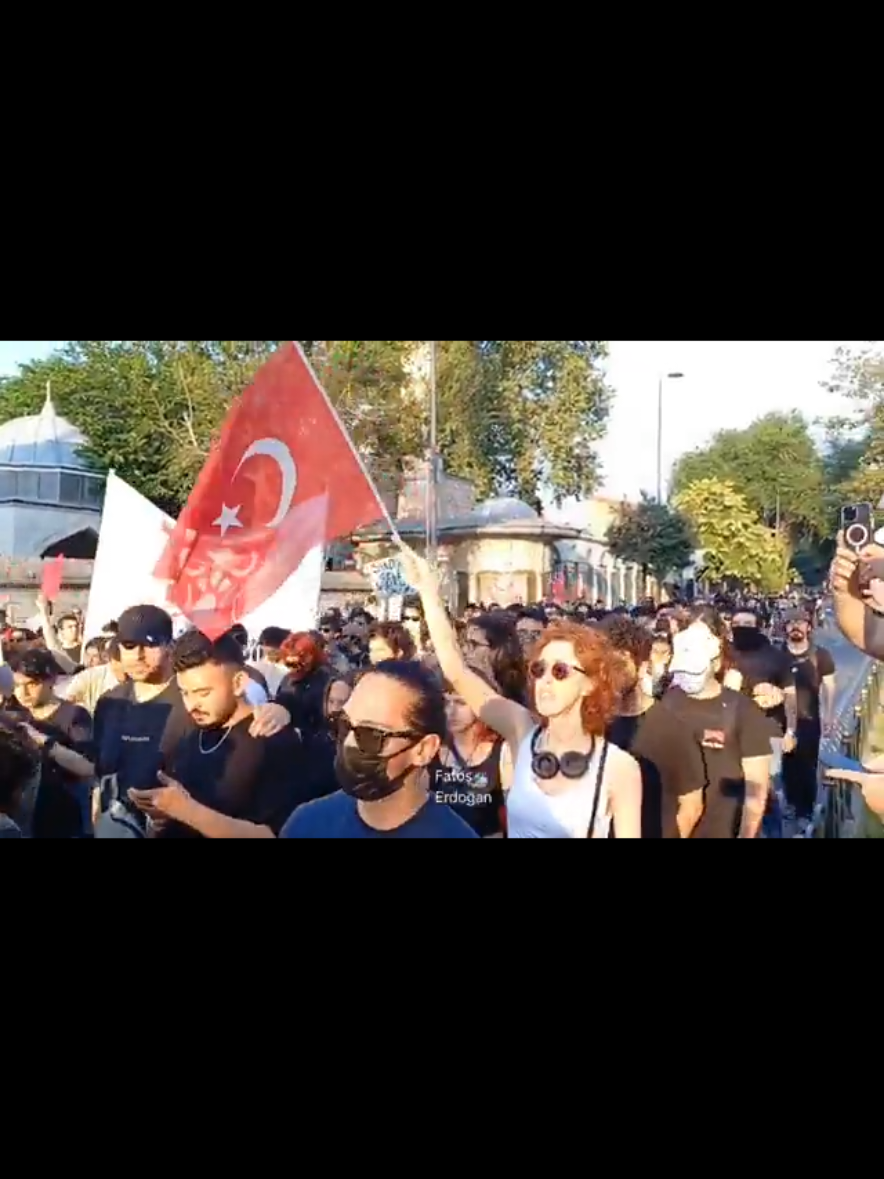 Saraçhane’ye yürüyen grup: “Türkiye laiktir, laik kalacak”  #saraçhane #ekremimamoglu #CHP #atatürk #istiklalcaddesi #akp #tayyiperdoğan 