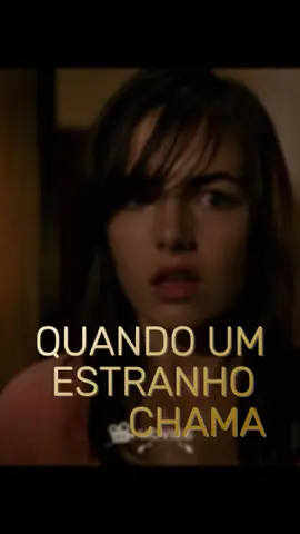 O que você acha deste FILME? 😲🎥 Quando um Estranho Chama 🎬 Título: Quando um Estranho Chama 🎥 Direção: Simon West 🌟 Elenco: Camilla Belle como Jill Johnson Tommy Flanagan como o Estranho Katie Cassidy como Tiffany Tessa Thompson como Scarlett Clark Gregg como Dr. Mandrakis Derek de Lint como Sr. Mandrakis 🎭 Gênero: Terror / Suspense / Thriller Psicológico 📆 Data de lançamento: 3 de fevereiro de 2006 ⏰ Duração: 87 minutos 🌍 País: Estados Unidos 🏆 Classificação: Não recomendado para menores de 14 anos 💯 Nota do IMDb: 5.1/10 📜 Sinopse: 📞 Jill Johnson (Camilla Belle) é uma adolescente que aceita um trabalho aparentemente tranquilo como babá em uma casa luxuosa e isolada. Mas tudo muda quando ela começa a receber ligações anônimas e perturbadoras — e a tensão cresce a cada toque do telefone. Com o passar do tempo, Jill percebe que as ligações não vêm de fora… mas de dentro da casa. Baseado em uma lenda urbana clássica, Quando um Estranho Chama é um thriller angustiante que transforma um cenário comum em um pesadelo real. 🧠 Curiosidade: 🧐 O filme é um remake do suspense cult de 1979 e é inspirado na famosa lenda urbana 