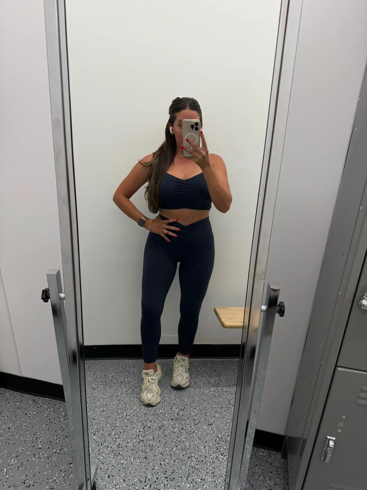 How does one pick when you finally start to feel good about yourself again 🥹😭 #selfie #OOTD #gymootd #gymgirl #fitnessmotivation #selflove #athleisure #fyp #jessiemurph 