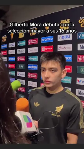 Gilberto Mora comparte un consejo para la próxima generación de futbolistas⚽️🥅🏟️ • • • • • • #copaoro2025 #futbollatino #futbolista #futbolmexicano #selecciónnacional #pasionfutbolera #futbolesvida #futbolfans #entrevistadeportiva #cuartosdefinal #sueñosdefutbol #jovenesfutbolistas #footballerslife #soccerinspiration #nextgenplayers #reportera #periodistadeportiva #gilbertomora 