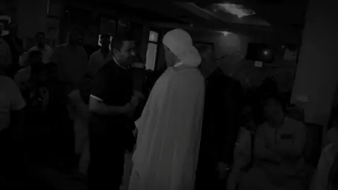 انت مُريض هو اغلبَنا هيج...  . أنا الخَوّافْ يا دُنيا أنا الخَوّافْ مِن كِلّ شي لَو أَحلَمْ حِلمٍ مو زين إنِّي أَرجِفْ قَبلْ رِمشي أَحُطّ بالبابْ أَلْفْ رَزَّه وأَفِزّ باللّيلْ أَلْفْ فَزَّه وتْعِزّ روحي وأَقولْ: لِلخوفْ ظِلّ بالبيتْ وأنا أَمشِي #أعادة_نشر🔃 #شعراء_وذواقين_الشعر_الشعبي #foryou 