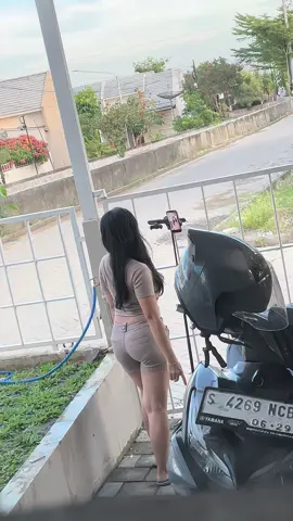POV : liatin cewe lagi joget2 di depan rumah🙈