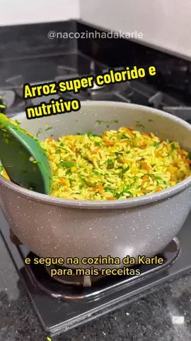 ARROZ SUPER COLORIDO E NUTRITIVO  INGREDIENTES ⤵️ 	•	2 folhas de couve picadinhas 	•	1 lata de milho com ervilha 	•	1 cenoura média ralada 	•	1 cebola pequena picada 	•	2 dentes de alho picados 	•	Açafrão a gosto 	•	Óleo a gosto 	•	2 xícaras de arroz (pode ser arroz cozido que sobrou ou feito na hora) 	•	Cheiro-verde a gosto ➡️ MODO DE PREPARO NO VÍDEO  #areoznutritivo #arrozcolorido #arroz #receitasfáceis 