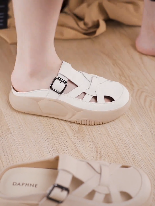 Sendal wanita LNOONTY Korean Style ini siap melengkapi gaya kasualmu dengan desain slip-on yang nyaman dan bahan karet jelly berkualitas. Tampil stylish dan tetap nyaman beraktivitas sepanjang hari dengan sandal platform yang kekinian ini. Dapatkan sekarang dan nikmati diskon menarik! #SandalWanita #SandalKorea #SandalJelly #SandalSlipOn #LNOONTY #FashionWanita #AlasKakiWanita #SendalKekinian #PromoSandal #DiskonSandal 