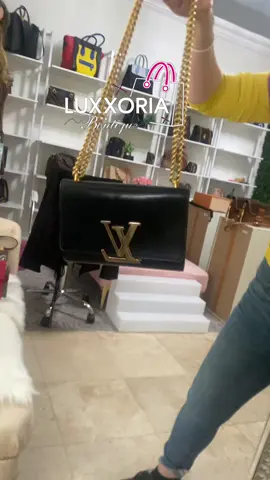 FB: LUXXORIA BOUTIQUE #fyp#luxxoriaboutique#miami#crossbody#lv#lvbags#louisvuitton#authentic#onlyauthenthic#parati#holissssssss😚✌️ 
