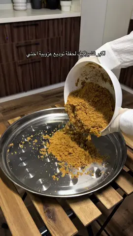 تشيزكيك بارد بالفواكه : الطبقة الاولى : علبتين بسكوت دايجستف + اصبع وربع زبده مذوبه + ملعقة صغيرة قرفة مطحونه الطبقة الثانية : ١٠٠٠جم جبن كريمي + ٣٠٠جم لبنه + علبة زبادي + علبة حليب مكثف محلى + نص كوب بودرة شانتيه مخفوقة مع نص كوب مويه او حليب بارد ، نخفقهم كلهم بالخفاقه وبعدها نضيف ملعقة كبيرة جلاتين مذوبه مع ربع كوب مويه بارده بعدها نسخن الجيلاتين بالميكرويف ونصبه فوق خلطة التشيز ونصبه فوق البسكوت ونخليه يبرد تماماً . الطبقة الثالثه : كيس كامل توت مشكل مجمد نحطه على النار مع ربع كوب سكر ونتركه حتى يذوب ونخلطه بالخلاط وبعدها نرجعه على النار ونضيف ملعقة نشا مذوبه في نص كوب مويه ونحرك بسرعه حتى تثقل ونتركها تبرد ونغطي فيها طبقة التشيز ، وآخر شي نزينها بالفواكه 