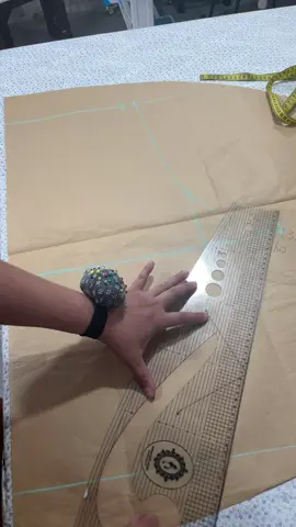 A modelagem não é tão complicada como muitos dizem por aí. #costureira #costureirasdotiktok #costureiras #moda #costurar 