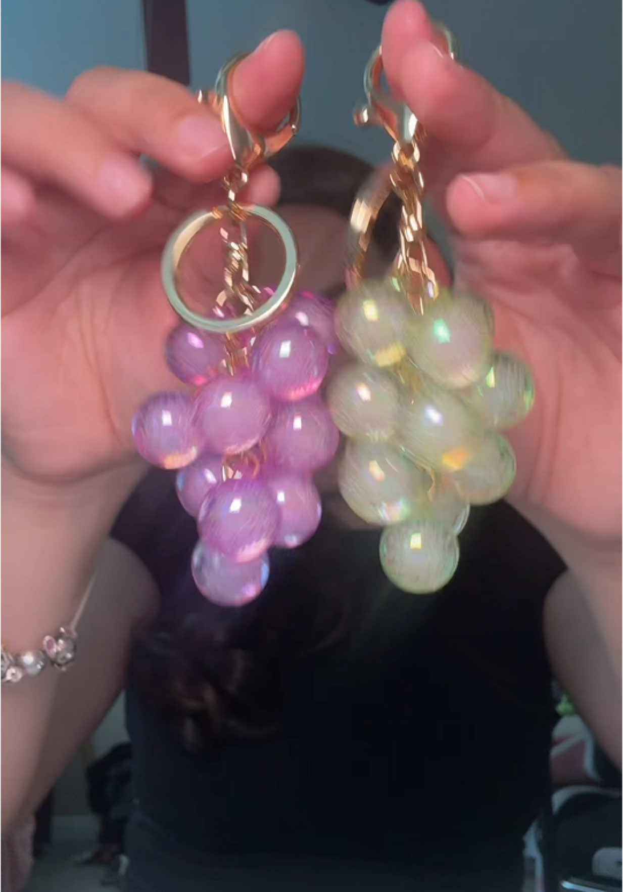 I never thought i’d be obsessed with a fruit keychain 🤔🍇💚 #bagcharms #bagcharm #keychains #keychain #grapekeychain #grapecharms #charms #treasurefinds #tiktokmademebuyit #tiktokshopsummerturnup #summertok #springtok #dealsforyoudays #tiktokshopcreatorpicks 