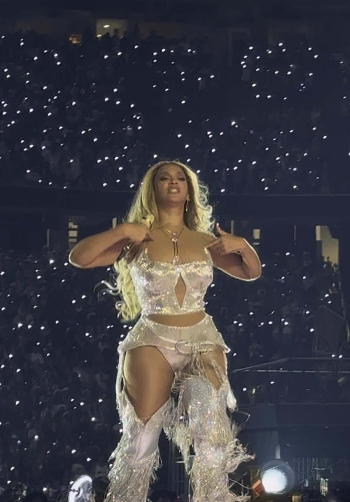 THE BIGGEST THE LARGEST!! @Beyoncé  #houston #cowboycarter #texas #cowboycarterworldtour #beyhive #fyp #foryoupage #thelargest #viral  #trendingvideo #paratiiiiiiiiiiiiiiiiiiiiiiiiiiiiiii #blueivy 
